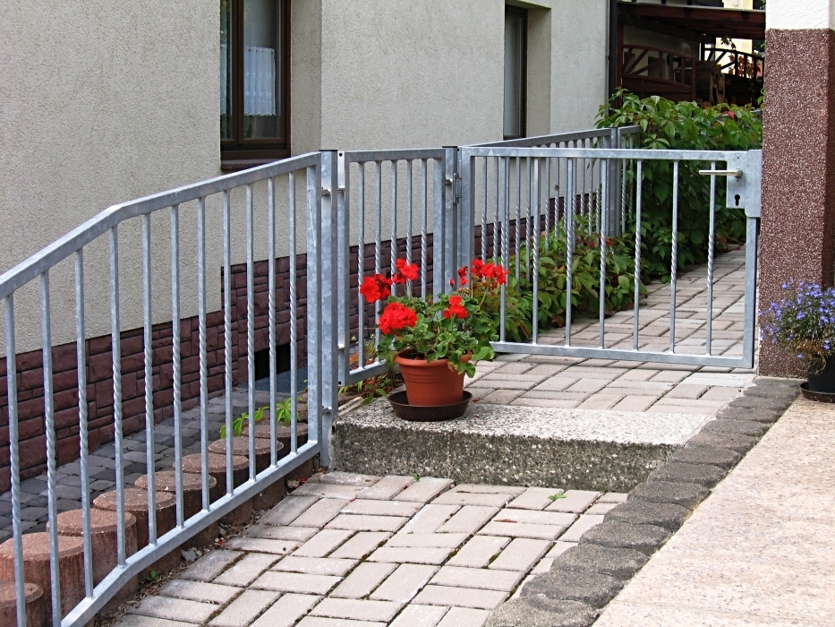 Schmiedeeisenzaun feuerverzinkt mit integrierter Tür