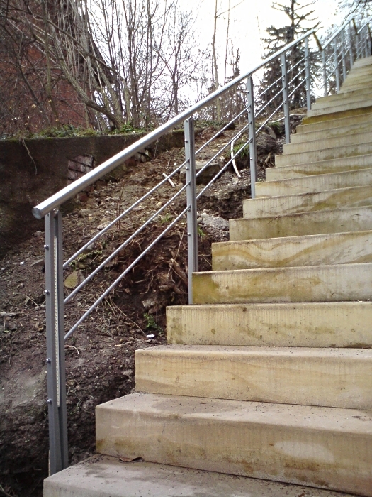 Treppengeländer mit Winkelstahlpfosten feuerverzinkt und pulverbeschichtet mit Edelstahlhandlauf und intergrierten LED-Lichtleisten
