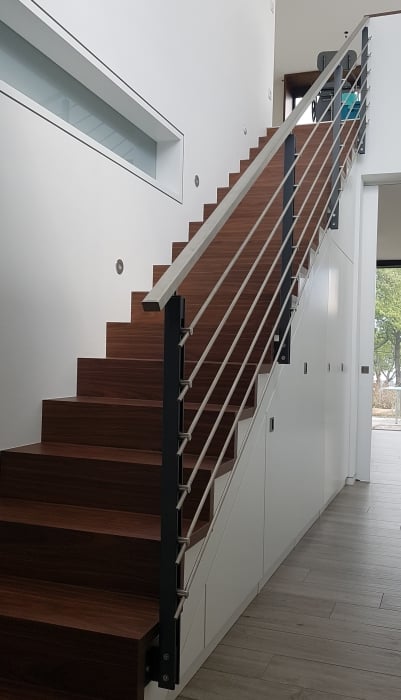 Pulverbeschichtetes Treppengeländer mit Edelstahl Handlauf und Füllstäben