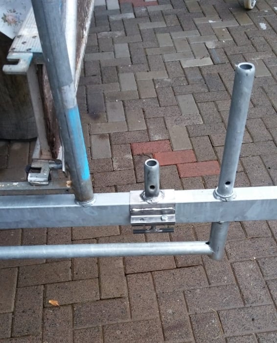 Gerüstverschiebestück mit Knebelschraube zur Fixierung