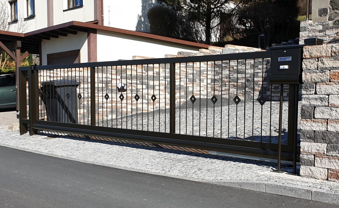 Elektrisches Schiebetor in Antik Bronze Beschichtung