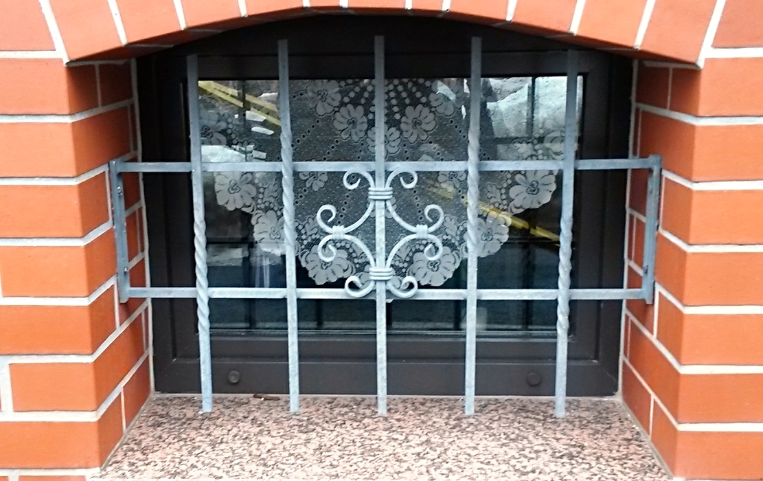 Fenstergitter Schmiedeeisen mit Zierelement