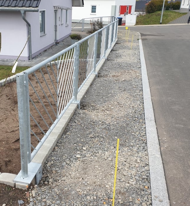 Feuerverzinkter Rundrohrzaun mit diagonalen Rundstäben 