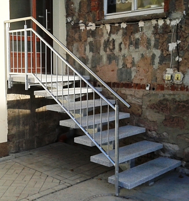 Feuerverzinkte Einholmtreppe mit Podest Natursteinbelag und Edelstahlhandlauf