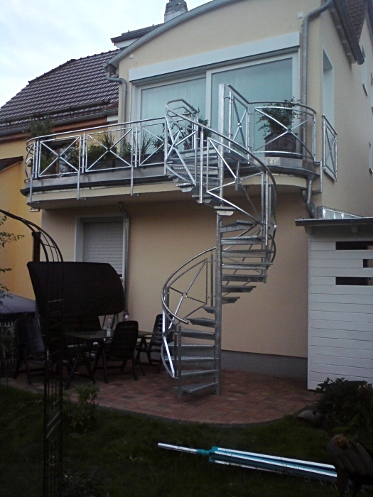 Mediterranes Balkongeländer mit  Andreaskreuzen und Edelstahlhandlauf