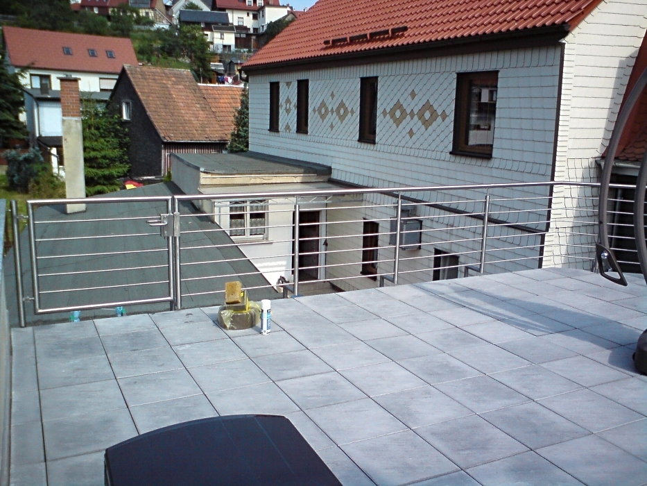 Edelstahlbalkongeländer mit Füllstäben und integrierter Tür