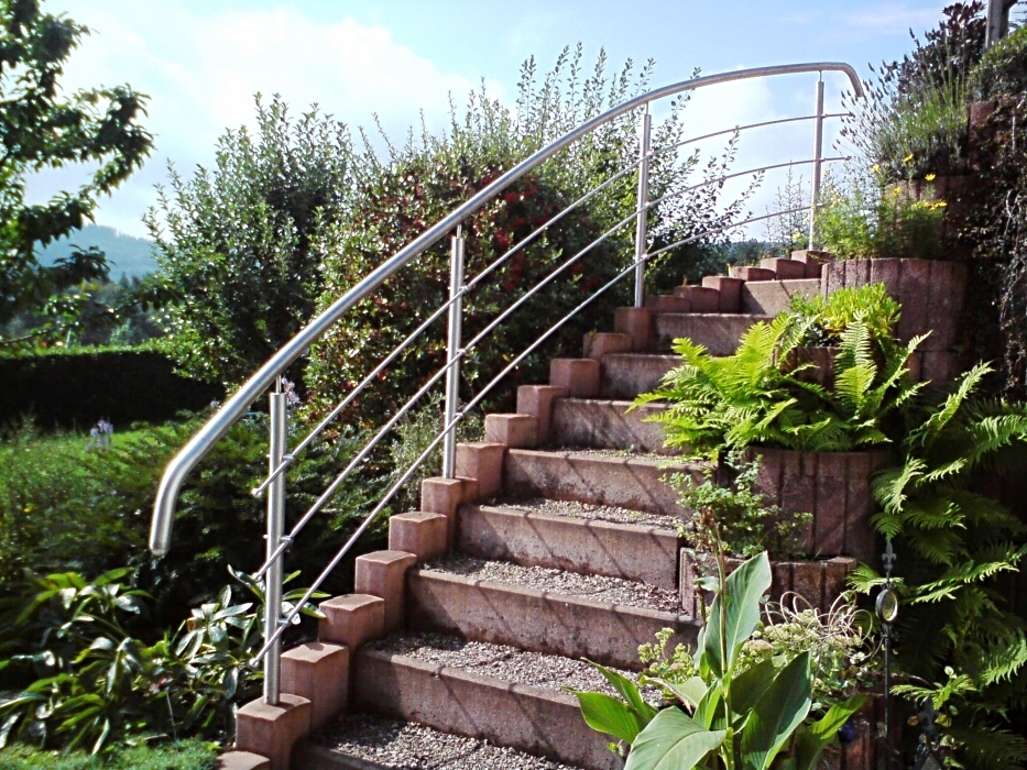 Nachträglich montierte Füllstäbe angepasst an vorhandenes Geländer