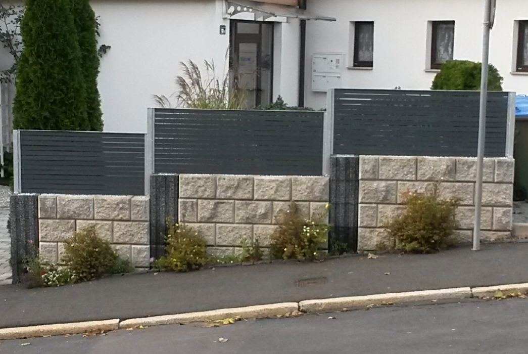 Feuerverzinkter Zaun mit Holzfüllung