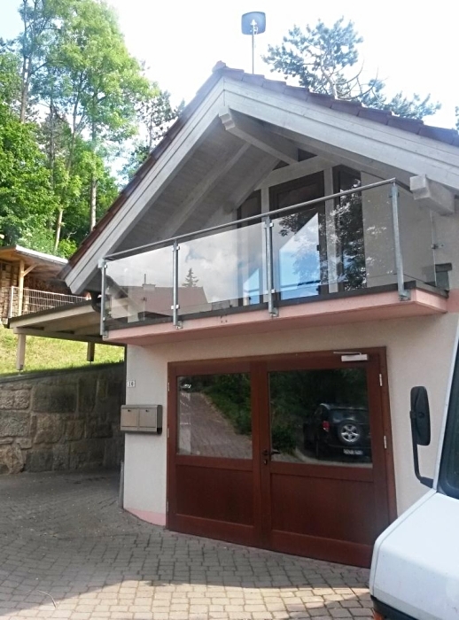 Balkongeländer mit Klarglasfüllung, feuerverzinkten Pfosten und Edelstahlhandlauf