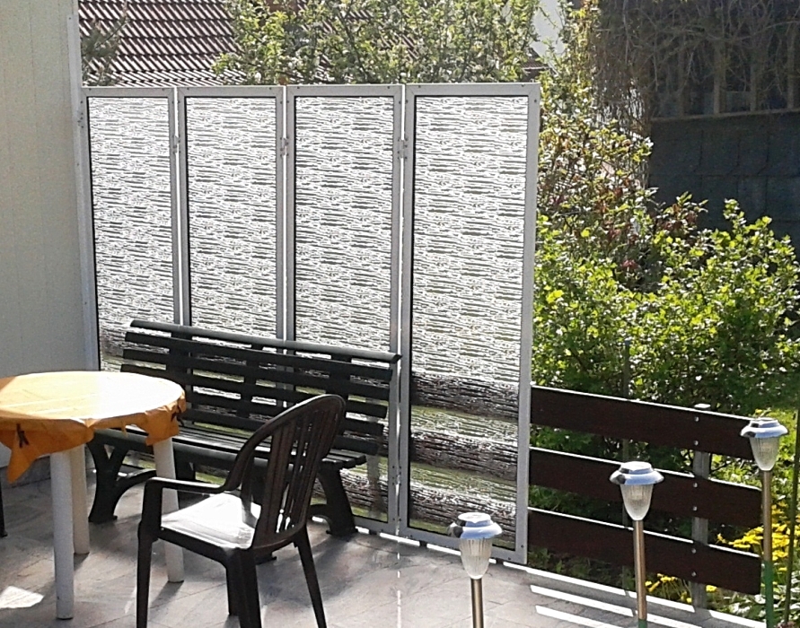 Windschutz aus Aluminium mit Kunstglaselementen
