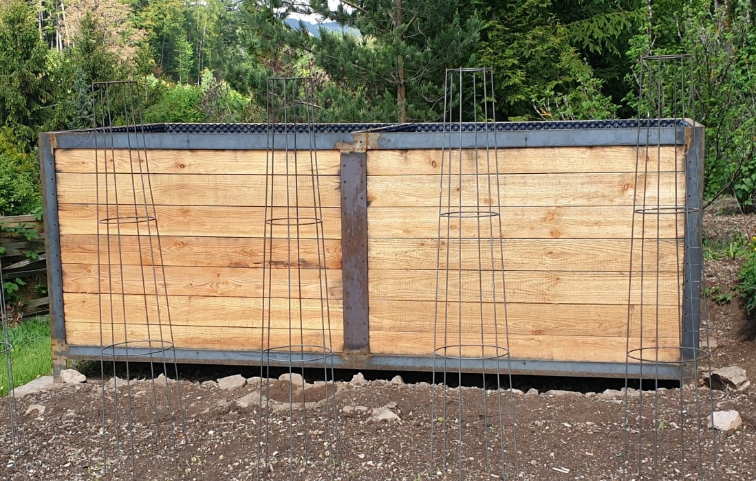 Hochbeet im Industrielook mit Hobelbrettern