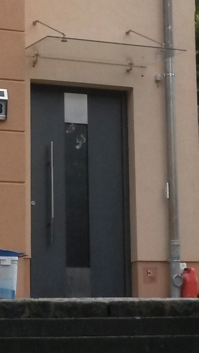 Abgehangenes Glasvordach mit Edelstahlhaltern