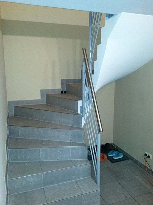 Treppengeländer aus pulverbeschichtetem Schwarzstahl mit Edelstahlhandlauf