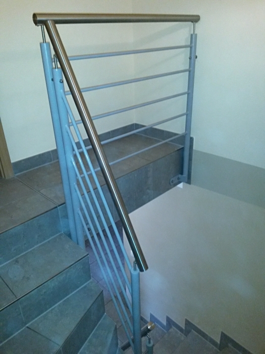 Treppengeländer aus pulverbeschichtetem Schwarzstahl mit Edelstahlhandlauf