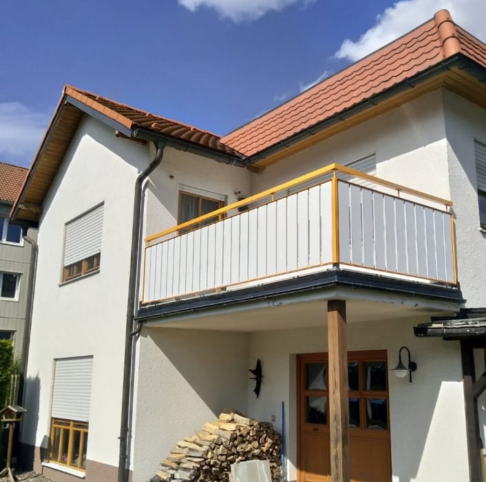 Feuerverzinktes und pulverbeschichtetes Balkongeländer mit Füllung und Handlauf aus Aluminium