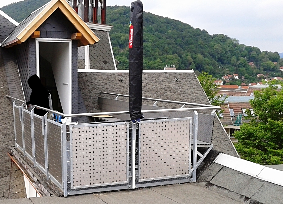 Feuerverzinktes Terrassengeländer mit eingefassten Edelstahl-Lochblechen