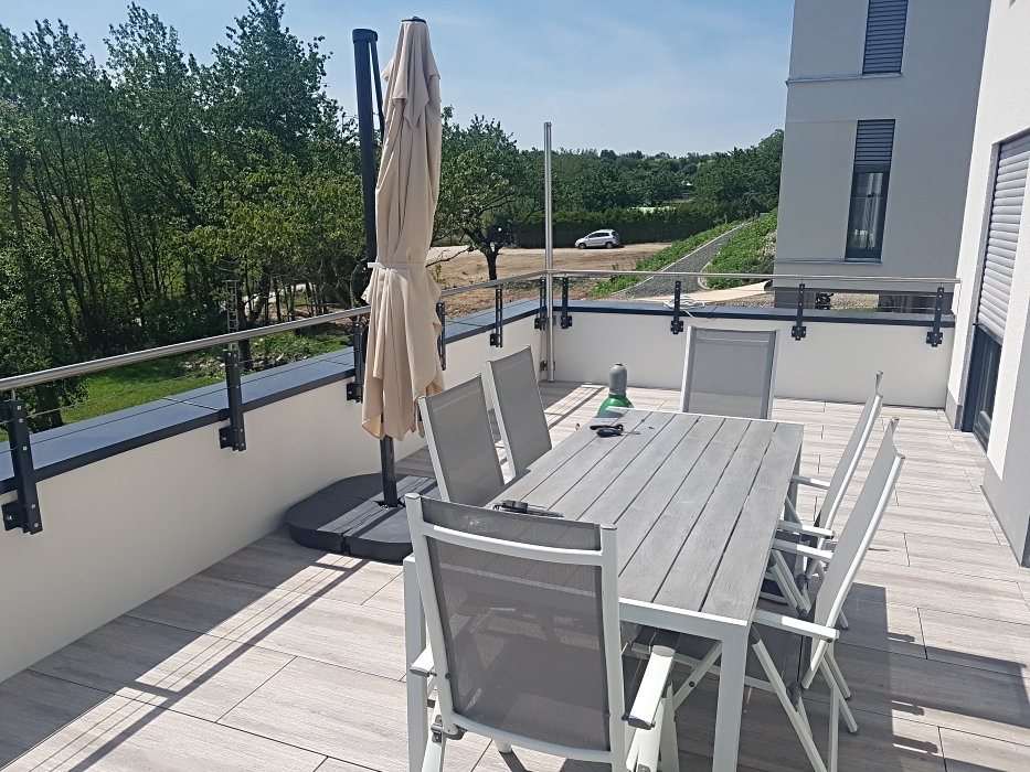 Pulverbeschichtetes Attikageländer mit Edelstahl Handlauf, Füllung, Sonnensegelmasten