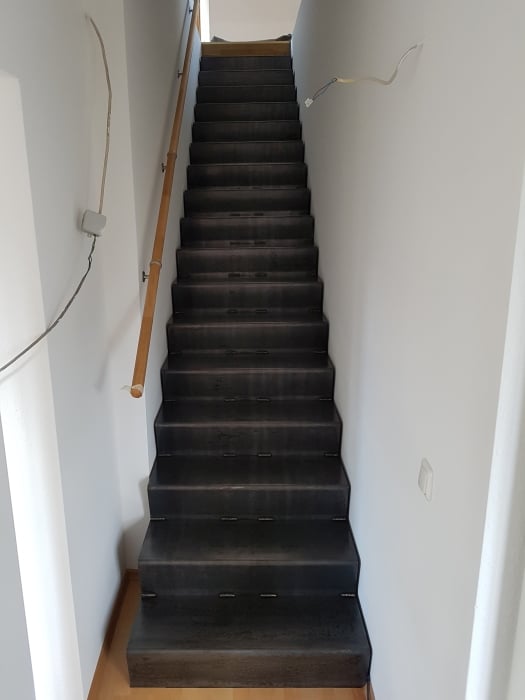 Faltwerktreppe aus Schwarzstahl mit Hartöl versiegelt