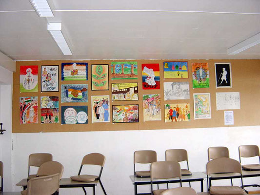 Ausgestellte Bilder des Malwettbewerbs "Mahatma Gandhi - wie ich ihn sehe" in der Mahatma-Gandhi-Oberschule in Berlin-Marzahn.