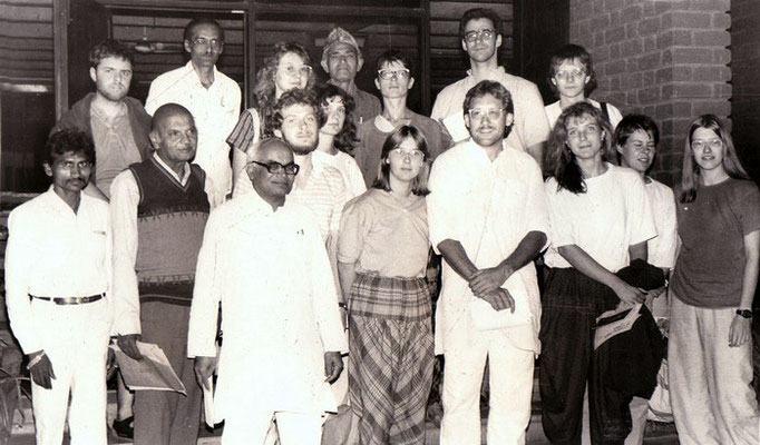 Amrutbhai Modi (secretary Sabarmati Ashram) with Peter Rühe and the participants of the group tour “In the Footsteps of Mahatma Gandhi” in Ahmedabad, 23 December 1987