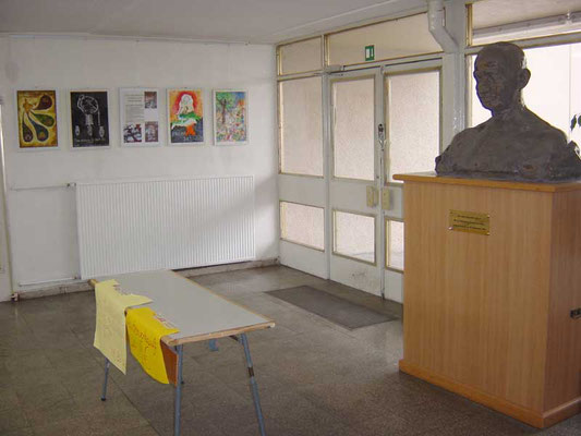 Ausgestellte Bilder des Malwettbewerbs "Mahatma Gandhi - wie ich ihn sehe" in der Mahatma-Gandhi-Oberschule in Berlin-Marzahn.