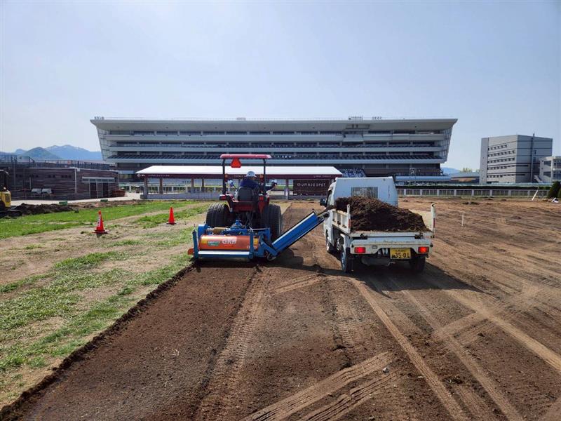 ＪＲＡ札幌競馬場ＡＲＣ跡地整備工事」にてＴＲ工法＆ＦＯＸでの張替え工事を行いました。