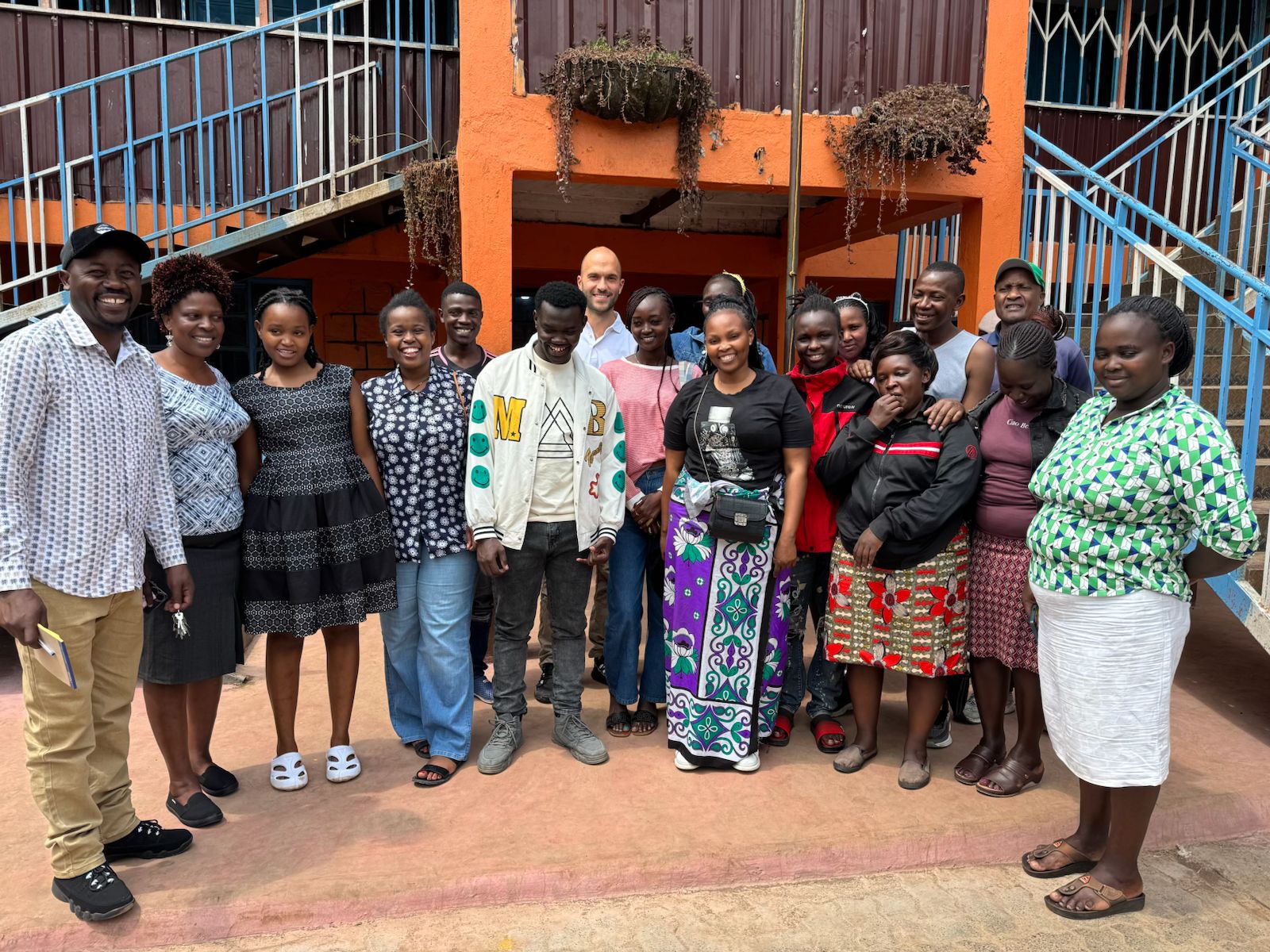 Gruppenfoto mit geförderten Absolventen der Highschool & Eltern