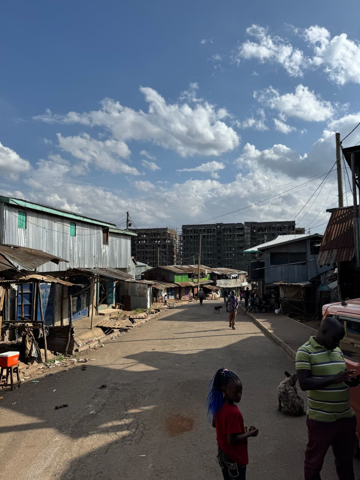Straße vor der Schule mit neuen Wohngebäuden im Hintergrund