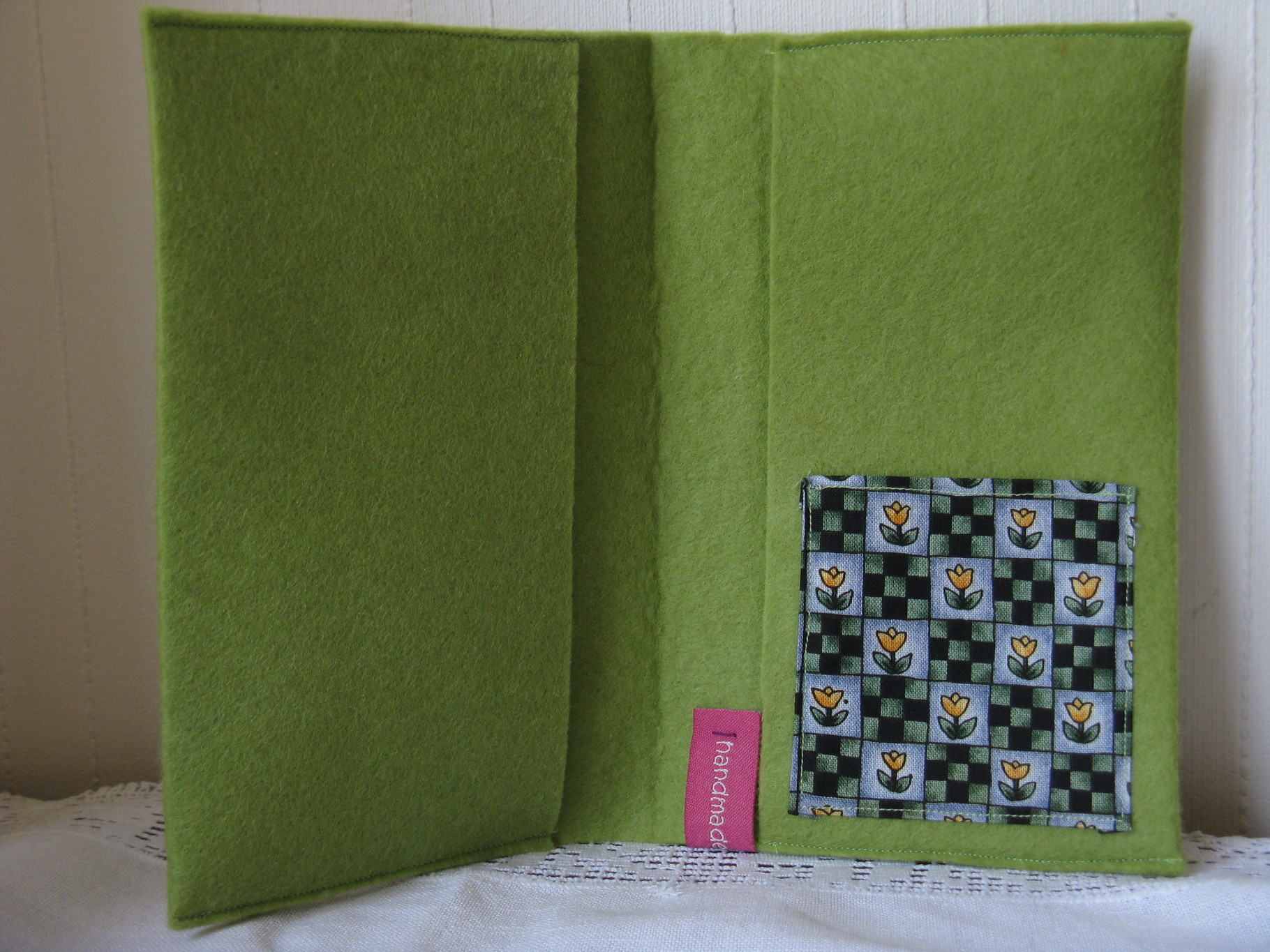 Innenseite vom Einband mit einem kleinen Täschchen