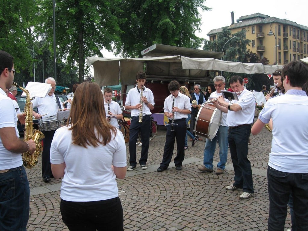 in mezzo alle bancarelle.