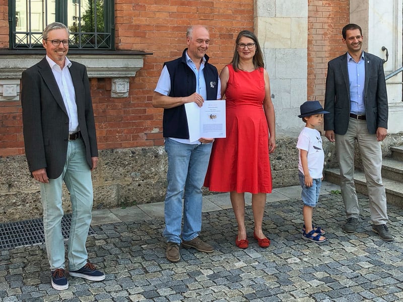 Ralf Seeburger Amtsleiter Umwelt- und Grünflächenamt, Thomas und Doris Juretzky mit Enkel Matthias und Oberbürgermeister Andreas März (Foto: Martina Maier)