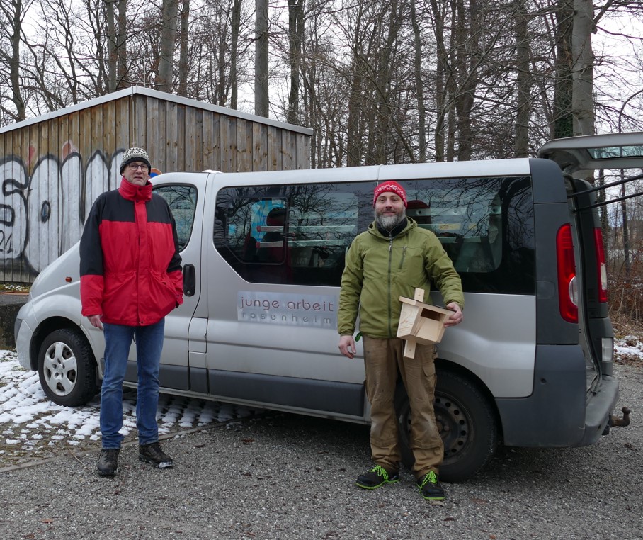 Tobias Hahn, Betreuer bei der „Jungen Arbeit“ (mit Nistkasten) und Klaus Moritz von der KG Rosenheim