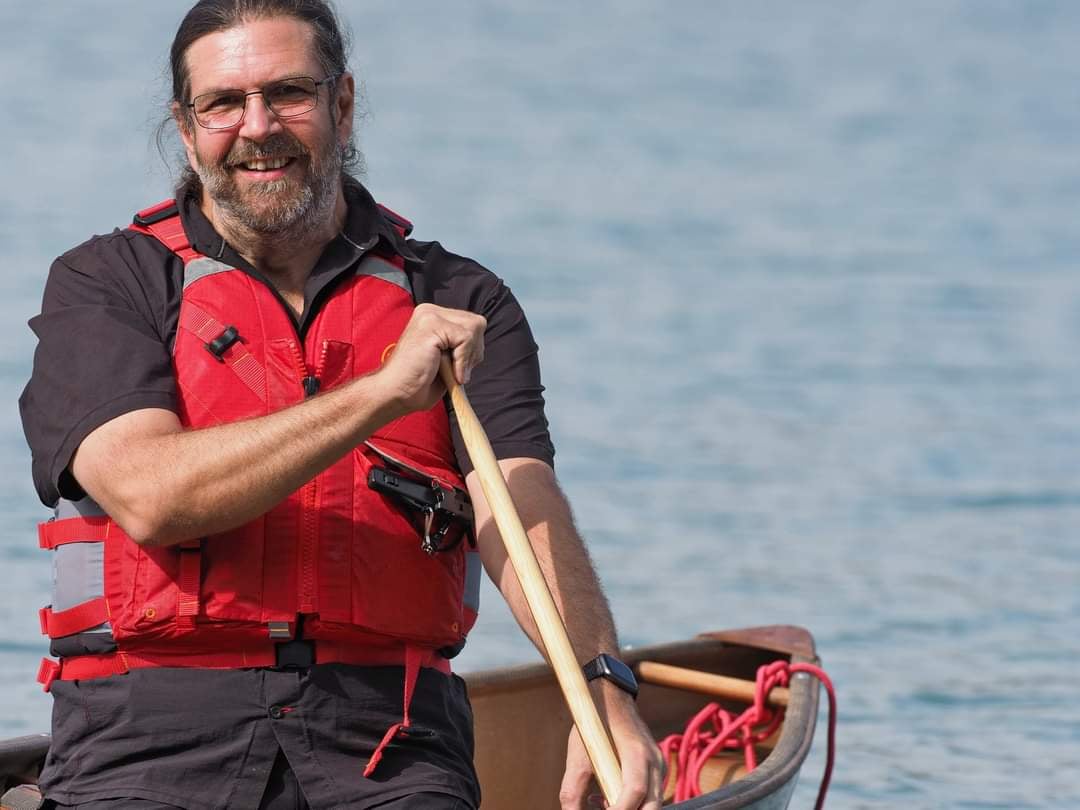 Im Soloboot ist der Abstand trotz gewinnendem Lächeln gewahrt.