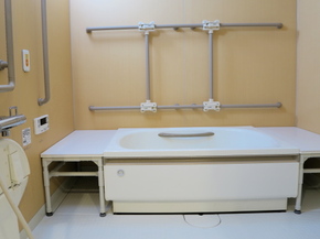 広々した多機能浴室 多様なご利用方法に対応する多機能浴槽で、スタッフが入浴のサポートを行います。