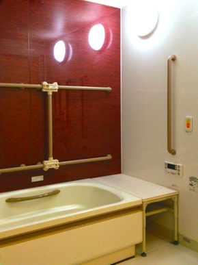 ご自宅のようなバスルーム ご自宅の御風呂のような落ち着いた雰囲気のバスルームで、お一人ずつ寛ぎタイムを楽しんで頂けます。