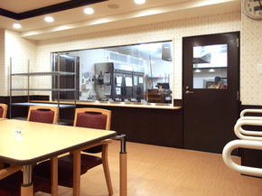 オープンな厨房 キッチンスタッフとお食事をされる入居者様が、常に顔の見えるガラス張りのキッチンで、毎日のお食事をご用意します。