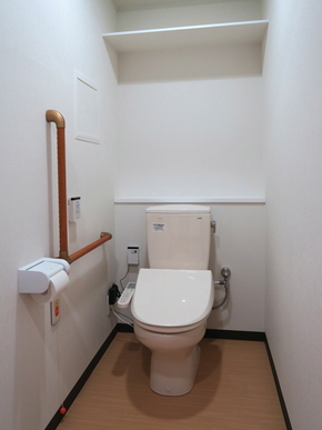 個室内のトイレ ゆったりしたバリアフリー設計と、充分な収納スペースでスッキリした暮らしを支えます。