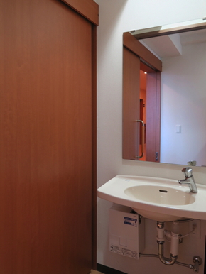 個室の洗面所 個室の入口脇に、止め忘れの心配も無く、充分な給水量に調整された洗面台が設置されています。