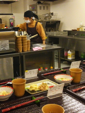 お食事を支える厨房 管理栄養士の管理による、バランスのとれたメニューに基づいて、各入居者様の「パーソナルクッキングカルテ」にあわせたお食事を、毎日手づくりしています。一食ごとの予約、刻み食などのきめ細かい調整が可能です。天然だし、調味料を生かした、薄味の旨味が大変好評で、お食事はサンコティーの自慢です。