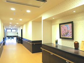 一階廊下とアートコーナー 車椅子同士でのすれ違いにもゆとりがあり、季節感のあるアートも心を和ませてくれます。