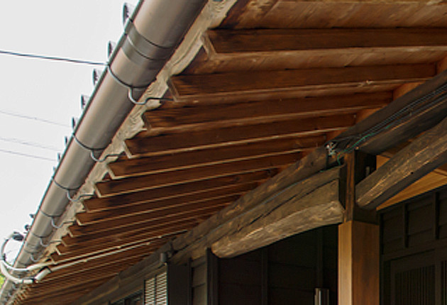 「姿かたちは昔のように」軒下も補強して