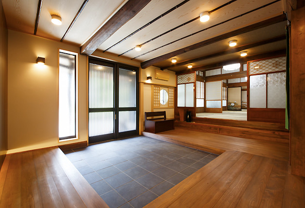 隣接していた居室を加えて新しい玄関を