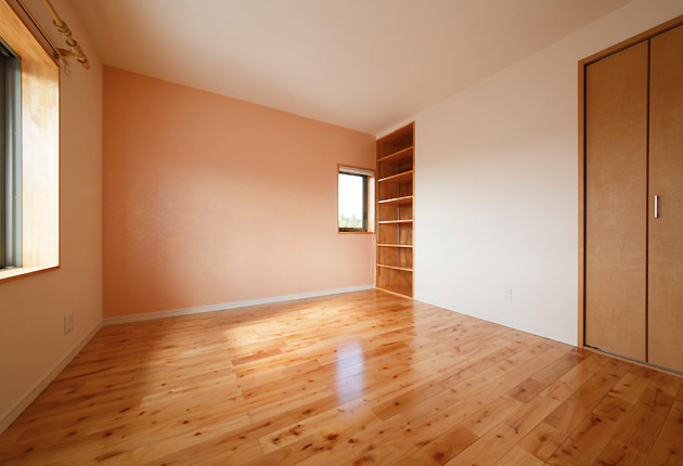 部分的にクロスの色をかえた子ども部屋