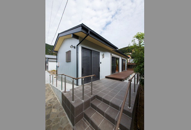 増築部分に新たに玄関を設け、南側に広いデッキを設置。