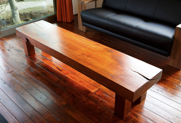 欅の一枚板を加工してローテーブルに。