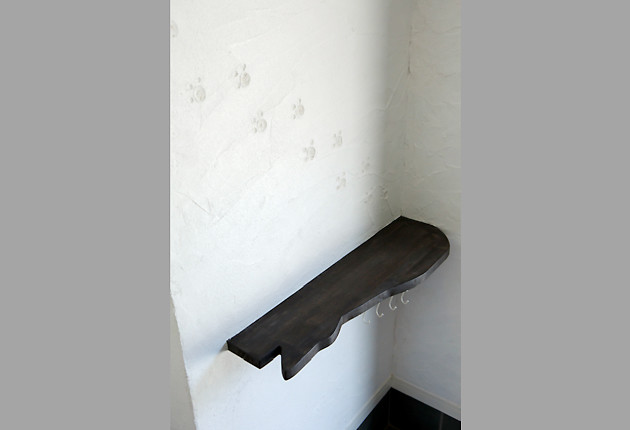 壁を塗っていたご主人の遊び心で玄関脇にはネコの足跡