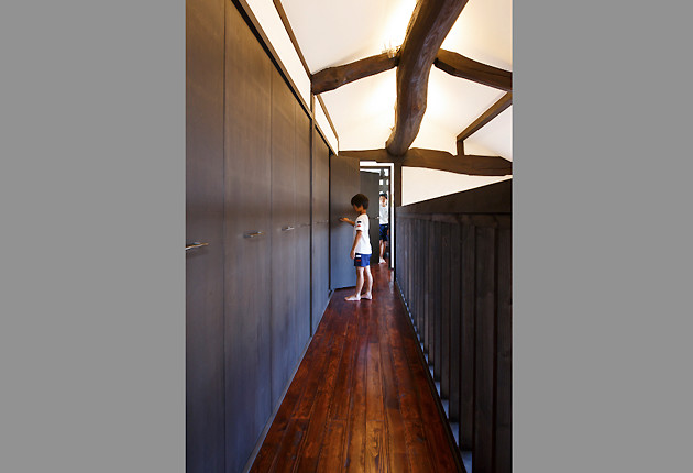 2階の子ども室をつなぐ廊下。西側は大容量の収納スペース