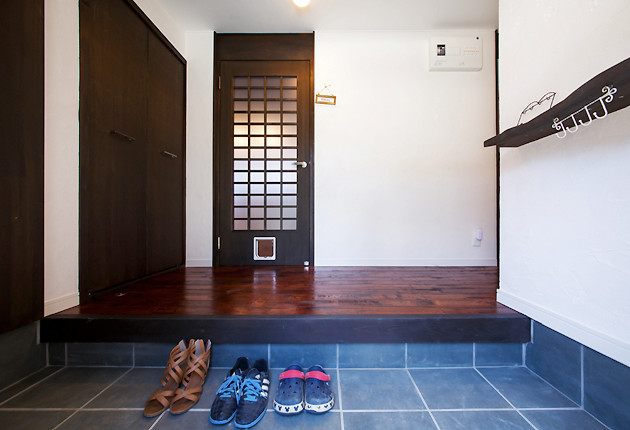 LDKへのドアに、2匹のネコたちのための扉も