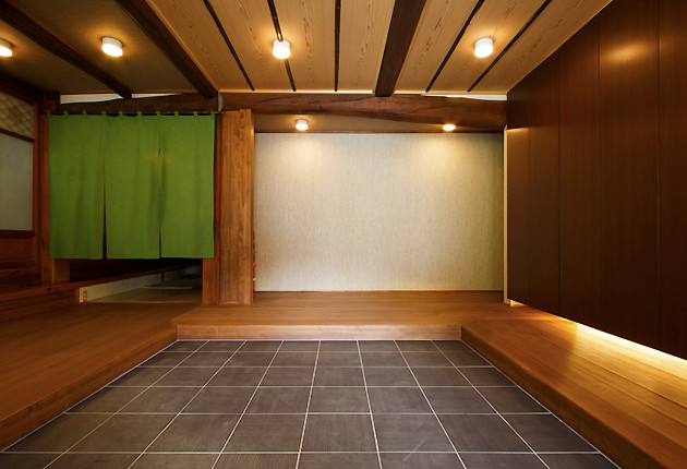 広々とした玄関に間接照明が味わいを加える