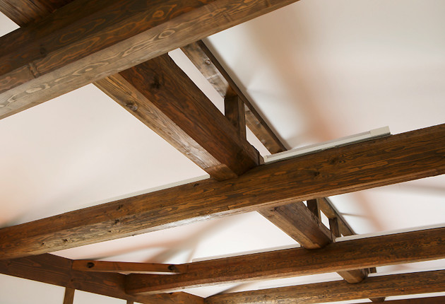 手刻みで組まれた木組み。